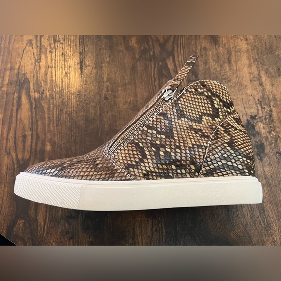 NIB Bernie Mev. Wharton Snake Skin Bootie, Size 39 (8.5) - Picture 9 of 11